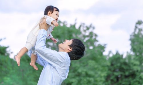 9割近い女性が「日本の職場環境は男性の育休取得がしづらい」と回答。取得率を上げるための課題とは