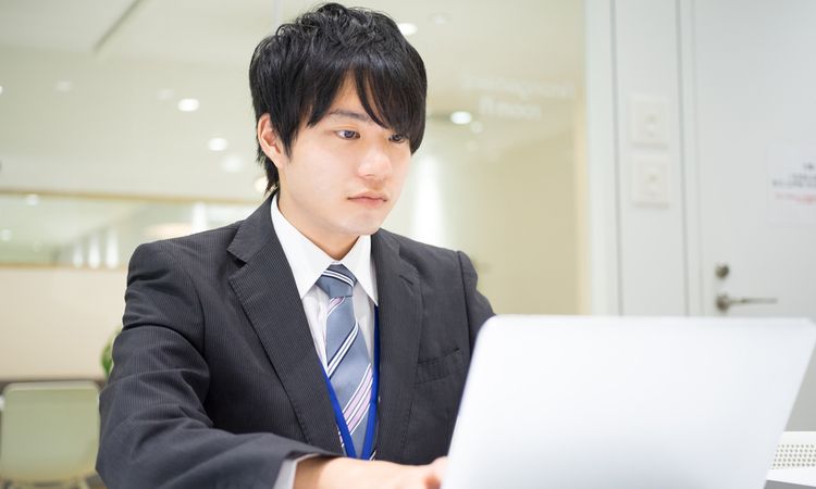 約7割の21卒新入社員が「オンラインOJT」を「難しい」と感じている。研修効果を「実感していない」人も約半数に