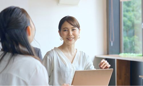 「女性活躍推進法改正」を目前に、7割以上の社員が「女性が働きやすい環境が整っている」と回答。しかし男女の認識差は顕著に