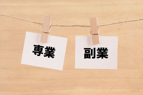 “従業員の副業認可”の実態を企業規模別に調査。大企業の約4割が副業を認める一方で、本業のパフォーマンス低下を懸念する声も