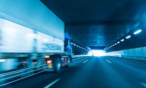 【2024年問題】運送業界の約8割が事業への影響を懸念。対策は「ドライバー確保」、「荷主への交渉」がカギか