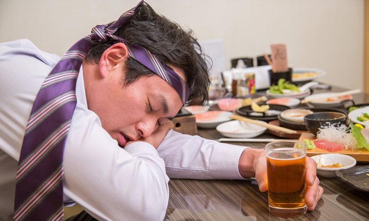 “飲みニケーション”は時代遅れ？ 年代問わず6割超が「いらない」と回答、「気を遣う」、「お金がかかる」などの声も