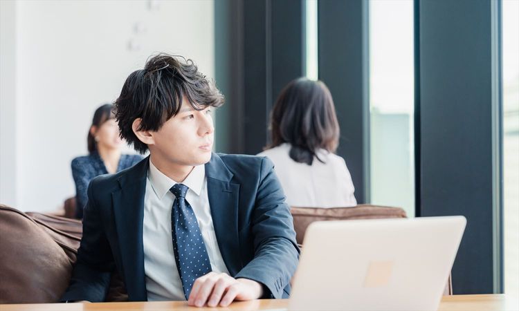 【ゆるブラック企業】の会社員・公務員の約4割が「1年以内の転職」を検討。“ホワイト企業だけど辞めたい”と考える理由とは