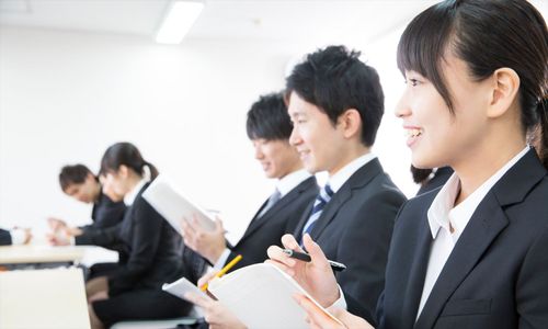 【内定者研修】中小企業でも7割が実施、内容は「ビジネスマナー」や「業務知識」など。“内定辞退防止”や“即戦力化”が狙いか