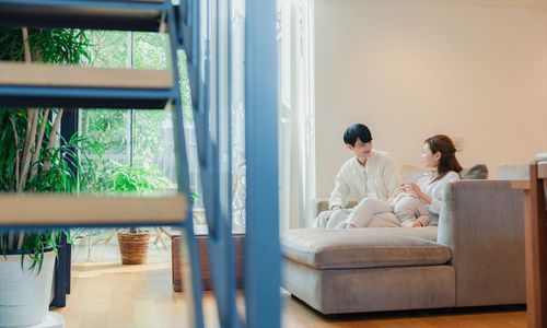 2025年ゴールデンウィークは「4連休」が最多…長期休暇取りづらく“巣ごもり”傾向に。“給与の増減”によって予算にも明暗が