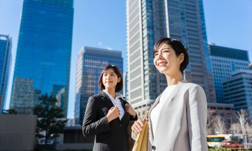 【2025年版】「女性が活躍する会社BEST100」を日経BPが発表。総合1位のEY Japanは“女性管理職・役員割合”が高評価