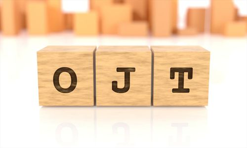 企業の人事が感じる“OJTの課題”、1位は「担当者ごとのやり方のバラつき」に。改善への取組み実態や具体的な改善策は？