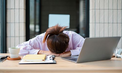 企業リスクとして増加する“静かな退職”、リモートワークで5割超に。若手の給与不満のほか、30代～50代の本音とは