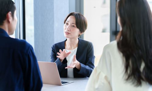 【女性管理職の転職動向調査】なぜ約7割が転職を検討するのか？ 背景にある課題と企業が取り組むべき支援とは