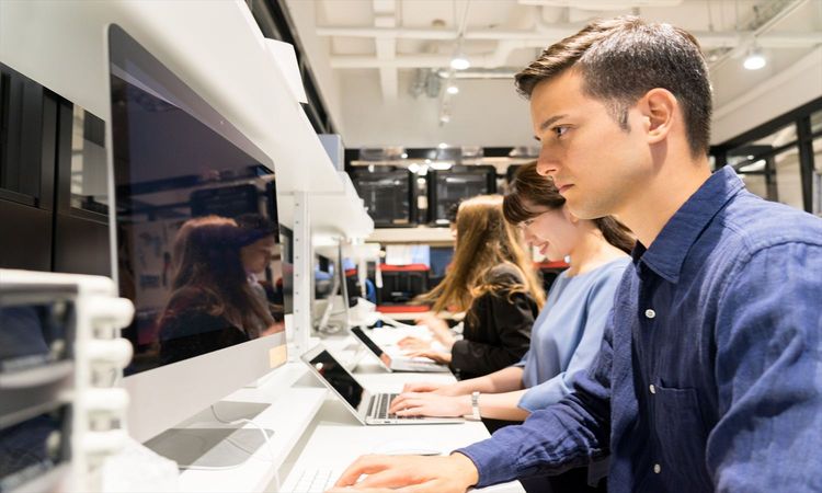 約6割の企業が“海外IT人材”の採用に前向きな姿勢示す。大企業で顕著な「海外人材活用=現実的な手段」との認識