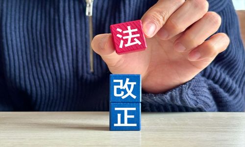 厚生労働省が『父親の仕事と育児両立読本』を公開。「職場ぐるみ」の両立サポートの重要性とは