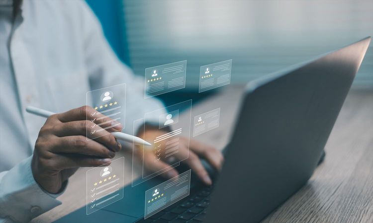 人事評価に「不満あり」が7割超、転職意欲にも直結か。AIによる評価で求められる“公平性”と“透明性”