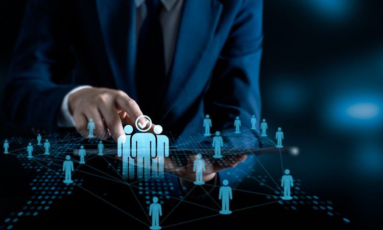 “生成AI時代”に変わる新卒採用戦略―9割が「戦略見直し」、半数超が「採用人数減少」へ。AI化による“求める人物像”の変化は？