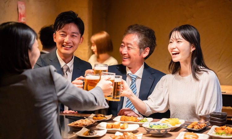 職場の親睦機会、若手社員が最も魅力的に感じるのは「夜の飲み会」。若年層が求めるのは“ほどよい距離感”か