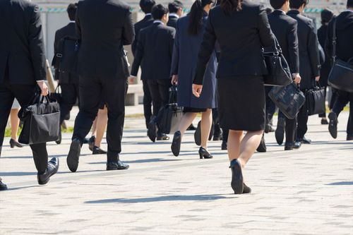 【27卒採用】1月末の内々定率は「48.5％」、5割目前も前年並みにとどまる。文理間で拡大する差…就活は今がピークか