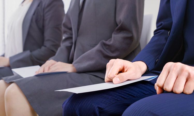 【27卒採用】2月下旬の内々定率は「55.7％」、広報解禁前に5割超に。理系は7割を超え“文理差”が拡大