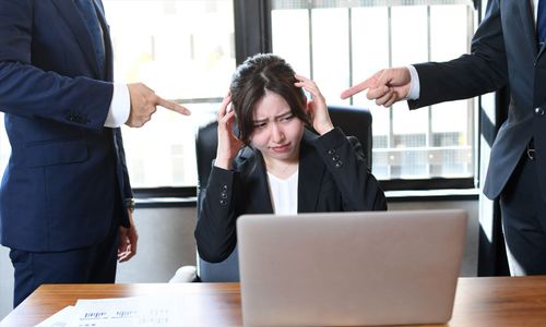 職場での「ハラスメント経験あり」は約8割、最多はパワハラに。加害者は「上司」が半数超、“物言わぬ上司”への本音も