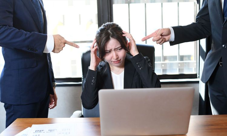 職場での「ハラスメント経験あり」は約8割、最多はパワハラに。加害者は「上司」が半数超、“物言わぬ上司”への本音も
