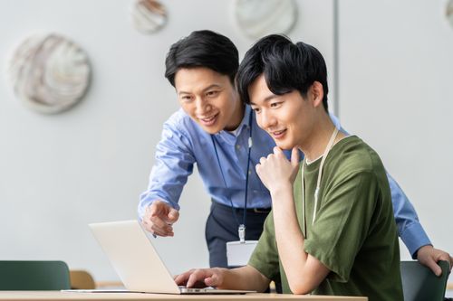役職者の6割超が部下との世代間ギャップを実感。上位役職ほど「熱量」の差に苦慮…ギャップを感じたときにとる行動とは