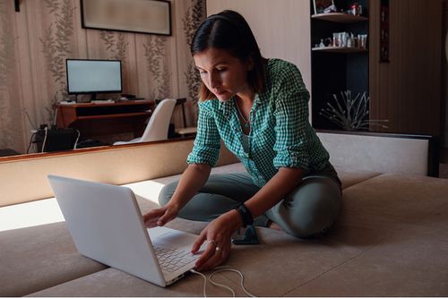 テレワーク経験者に訊くコロナ禍での働き方、管理職が感じる課題は「コミュニケーションの欠如」