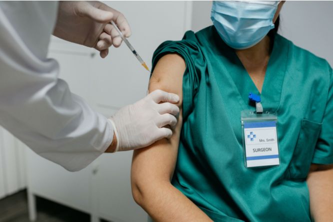 医師に聞く「新型コロナワクチン接種実態」と、最も多く出ている副反応とは？