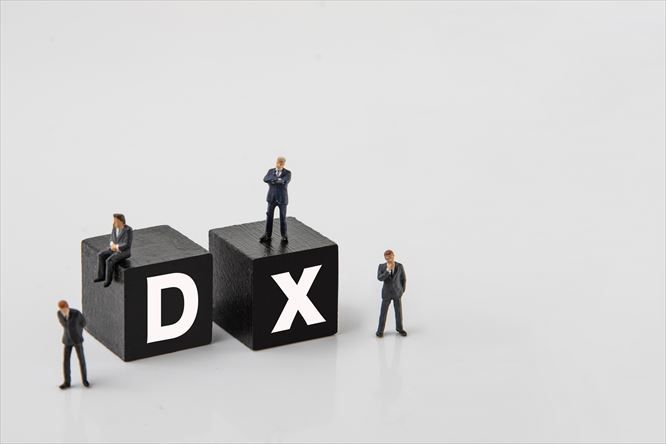「DX推進」は過半数の中小企業でいまだ進んでいない現状。「人材不足」や「従業員の理解」が“DX化の障壁”となっている傾向も
