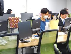 株式会社シニアジョブのオフィス風景、20代から70代まで幅広い年代がシニア層のお仕事探しサポートに邁進中