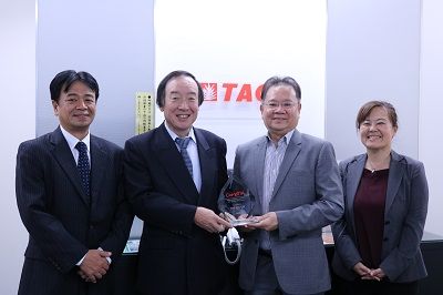 左から、執行役員　干潟康夫、代表取締役社長　多田敏男、ＣｏｍｐＴＩＡ　Ａｓｉａ　Ｐａｃｉｆｉｃ　Ｖｉｃｅ　Ｐｒｅｓｉｄｅｎｔ兼日本支局長　Ｄｅｎｎｉｓ　Ｋｗｏｋ氏、ＣｏｍｐＴＩＡ日本支局　吉村睦美氏