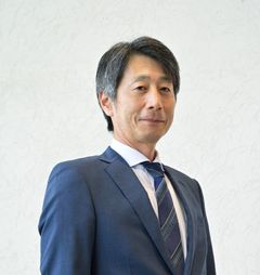 阿部 恵成 氏