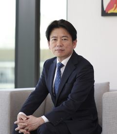 源田 泰之 氏