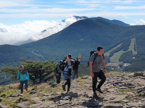 登山では非日常の達成感と学びが結びつき行動変容が持続します。