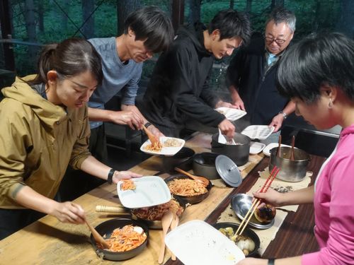 野外炊事は日常に近い体験で役割分担と情報共有の重要性を実感。