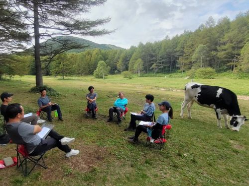 非日常的な環境で率直なフィードバックが伝わり受け止められる。