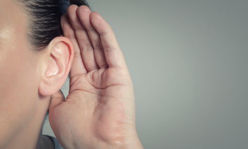 「聴覚障がい」の特徴と職場でできる配慮とは？