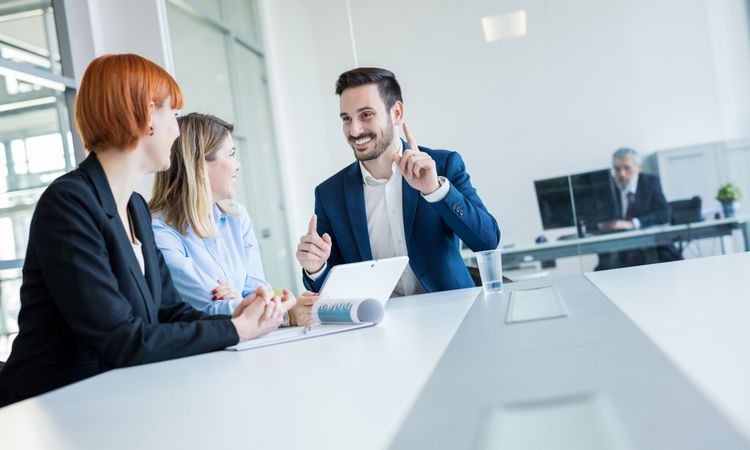 「ロールモデル」の意味や例とは？ ふさわしい人物と見つけ方、女性活躍や人材育成などにつながる効果を解説