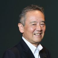 座間 康 氏