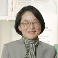 足立 朋子 氏