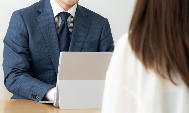 【退職時の実務:2】「余った有給休暇の処理」「トラブルを防ぐ誓約書」「出産・長期療養の手当て」について解説(全3回)
