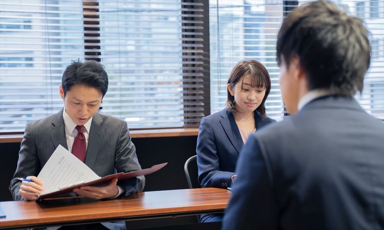 採用面談の場面で「家族」の話題はNG？ “就職差別”とならない選考採用のポイントを解説