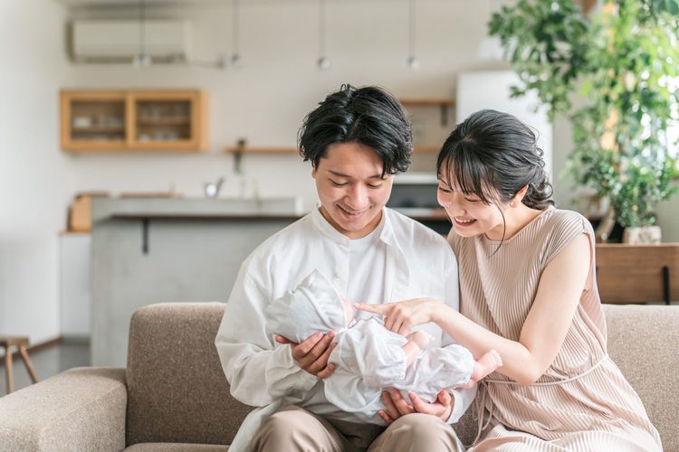 赤ちゃんと出産後の育児休暇を過ごす若い夫婦・親子・家族・ファミリー