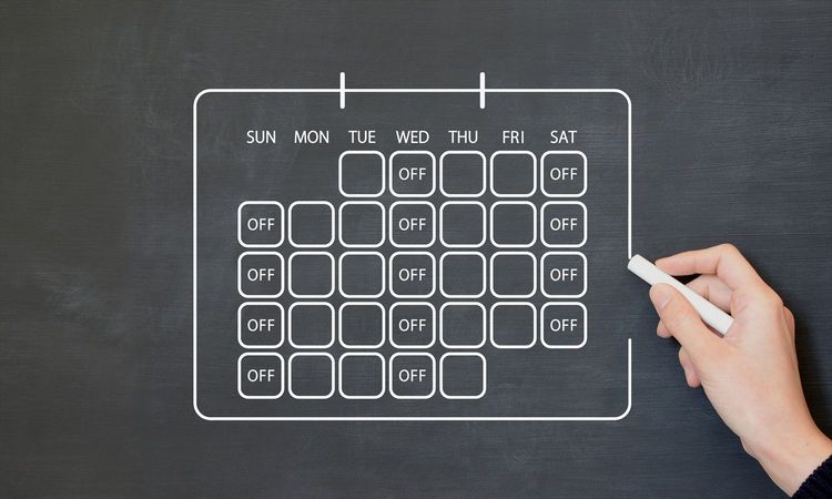 公務員への導入で注目が集まる「週休3日制」。企業のメリット・デメリットと“総労働時間”を維持するポイントとは？