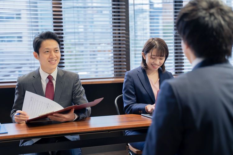 オフィスでの会社面接採用試験シーン