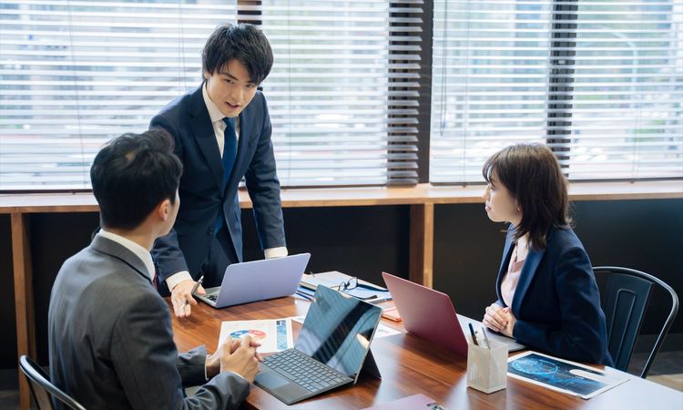 会議の成否を握る「ファシリテーター」の役割とは？ ～2つの対照的な事例から学ぶ“合意形成”のポイント