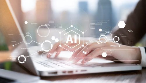 ダウンロード済み AI活用とDX推進を象徴するビジネスウーマンのノートパソコン作業イメージ