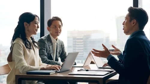 オフィスで研修を受けるカジュアルなビジネスパーソンのグループ