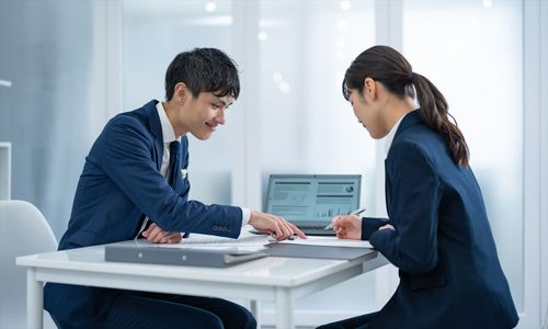 教えるだけでは育たない？ 従業員の気づきと挑戦を促す「OJTとOFF-JT」好循環の3ステップ