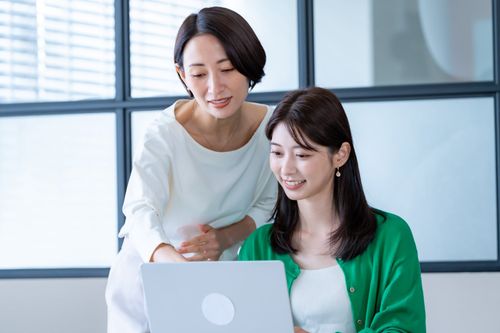 先輩社員が部下を指導している様子,OJT