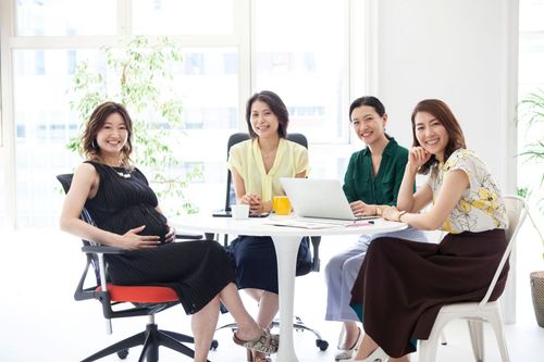 妊娠している女性が働く、女性が活躍する会社のイメージ