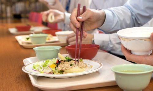 2026年度の「食事の現物給与価額」が増額改正に！ 社会保険事務の誤りがちな“5つのポイント”とは