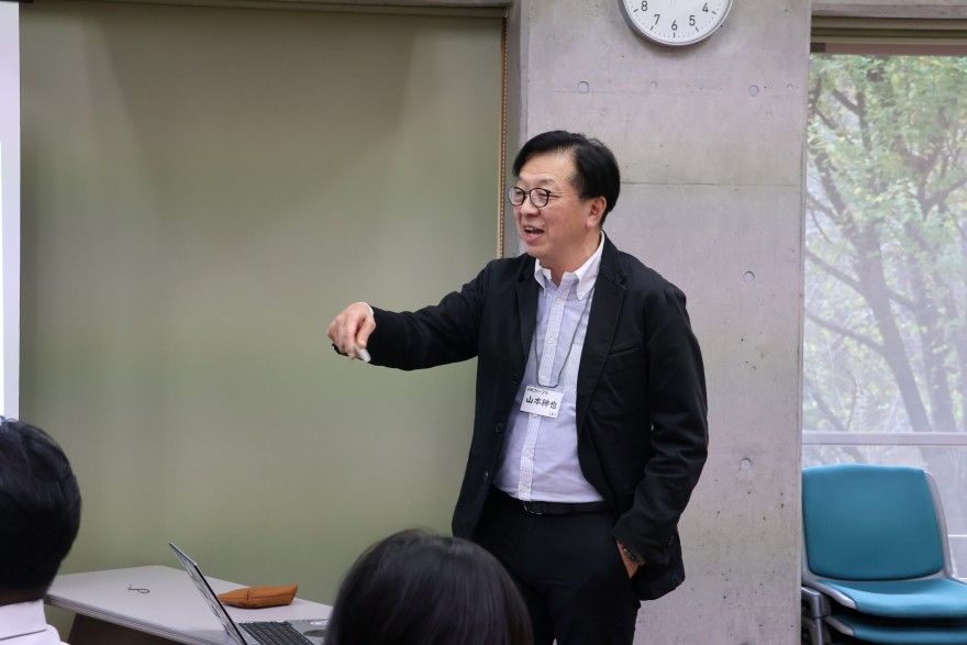 株式会社HRファーブラ 代表取締役 山本紳也 氏のファシリテートのもとで講義が進行した